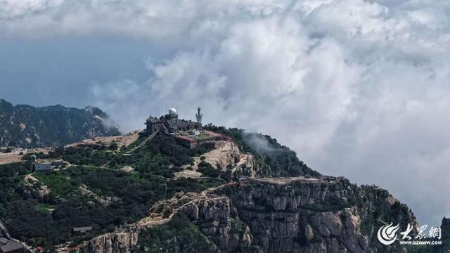 泰山：云海漫过十八盘 漫山云雾卷成“纱幔”