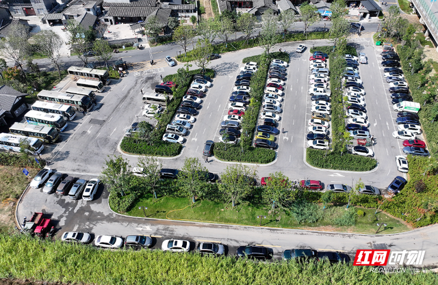 观潮的螃蟹丨一个古村改造的文旅样本