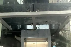 老人过天桥要爬近50级台阶，已建好的无障碍电梯为何未启用图片