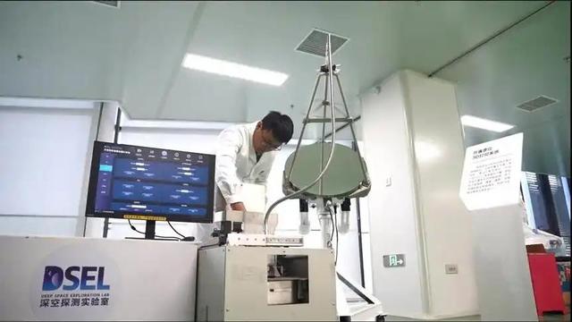月球“广寒宫”建造有望！首台月壤打砖机来了