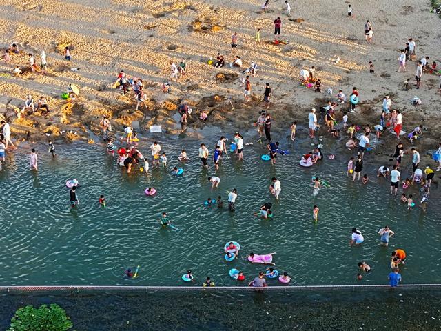安徽芜湖市民游客在海边消暑 乐享清凉夏日