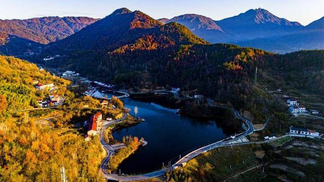 英山冷家山村：红叶漫山醉游人 生态美景引客来