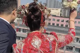 场面壮观！山东潍坊新人结婚引旁边学校学生集体欢呼，网友：百子送福图片