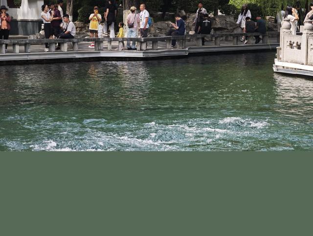 一年四季 泉在济南丨济南趵突泉突破29.06米新高，月牙泉同现“飞瀑奇观”