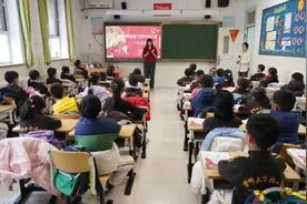 首师大与小学共同研发 入队课程走进一年级课堂图片