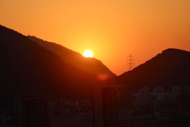 济南群山之上，夕阳晚归图