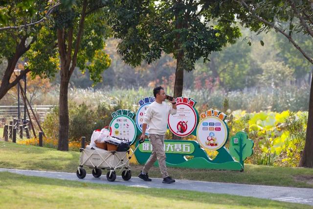 松江这里的健身步道变身金色走廊，快来打卡→