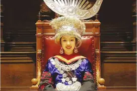 穿苗服参加爱丁堡大学毕业典礼  她一身“民族高定”惊艳了世界图片