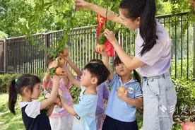 共庆盛世华诞，江汉校园处处洋溢“中国红”图片