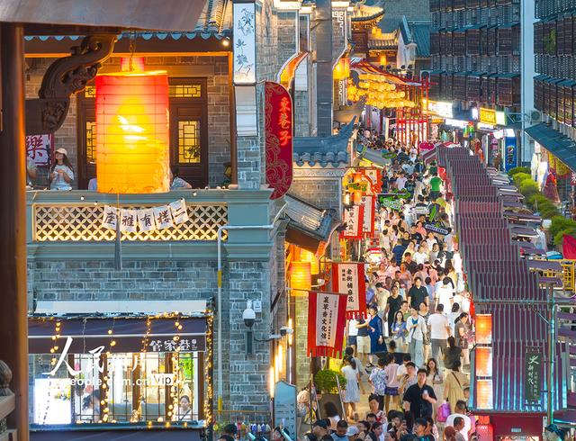 湖北襄阳：古城“夜经济”红火