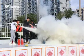 发生火灾时该如何逃生？这群普陀师生进行逃生演练图片