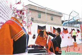 走村入寨表演 文艺赋能乡村振兴图片