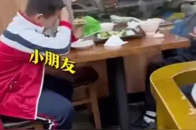 2岁社牛女孩跟满屋小朋友搭话 妈妈：社牛不是坏事，但有时候太社牛了图片