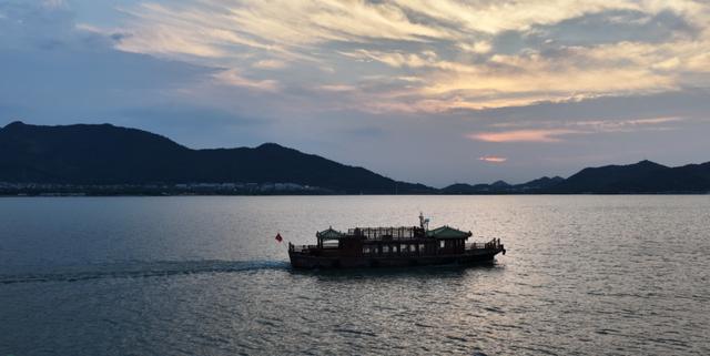 跟着交通去旅行｜一湖双镜 舟行古今 东钱湖“双”航线勾勒水墨与烟火双面美学
