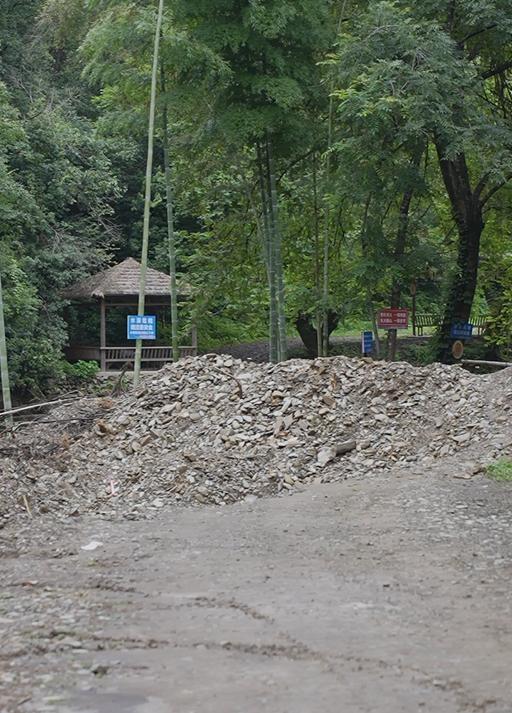 溯溪营地被倒土封路游客挖土两小时
