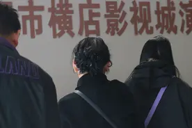 退休后去横店演短剧的老年人：背50个绕口令重学拼音，一天片酬两百为自己造梦图片