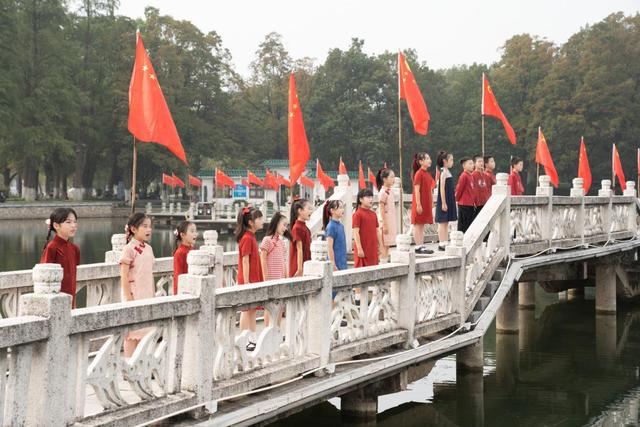 清晨升旗、湖畔红歌、楚韵游园，武汉东湖听涛景区拉满国庆仪式感