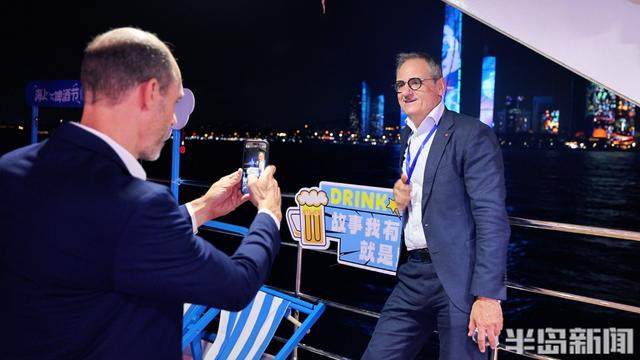 外籍嘉宾乘船夜游浮山湾，感受岛城璀璨夜景与人文魅力