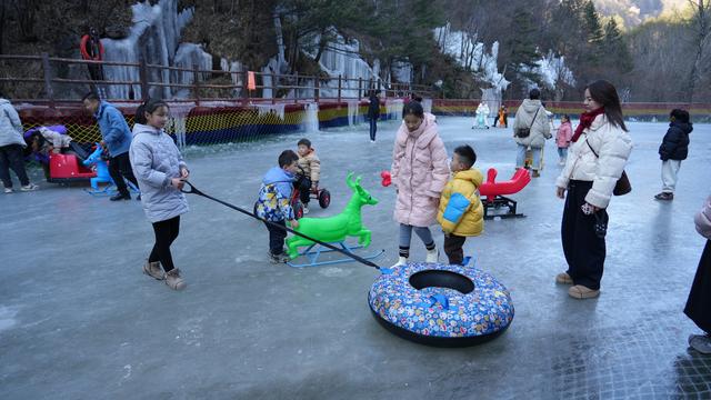 冰瀑飞悬雪趣浓 天河大峡谷奇幻冰雪节盛装迎客