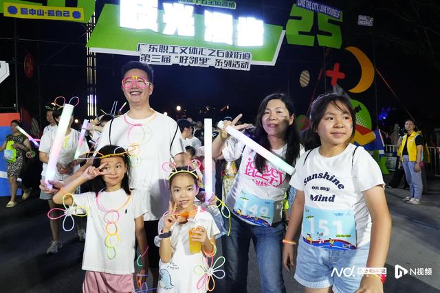 来一场徒步的浪漫体验，点燃夏夜的健身激情