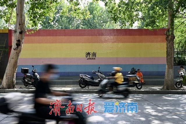 一年四季 泉在济南丨济南天桥区“彩虹墙”成网红新地标，艺术赋能带动老街消费热潮