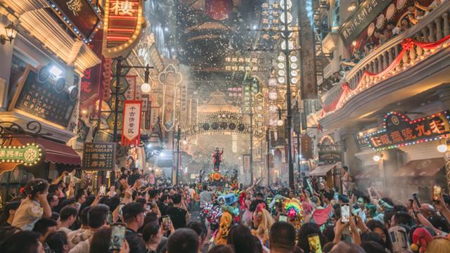 除了跟“陆司令”蹦迪、和“李世民”飙戏，上海千古情到底有什么？