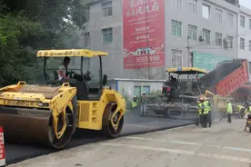 罗田：刷黑街道路面，擦亮千年古镇图片