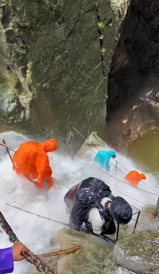 南太行著名徒步路线“一线天”突发山洪，驴友涉险通过，专业领队提醒谨慎前往