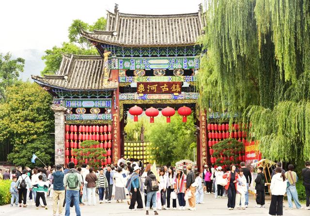 慢享时光！束河古镇暑期日均迎客超3万人次