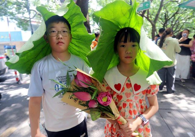 江苏苏州：荷花市集热闹非凡