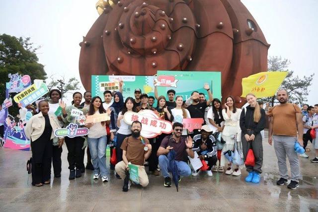 组队爬南山！多国留学生用脚步解锁别样重庆