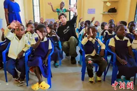 王源探访联合国儿童基金会在马拉维开展的儿童项目图片