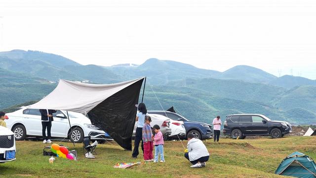 乌蒙大草原景区：帐篷露营，高山草场上的别样体验