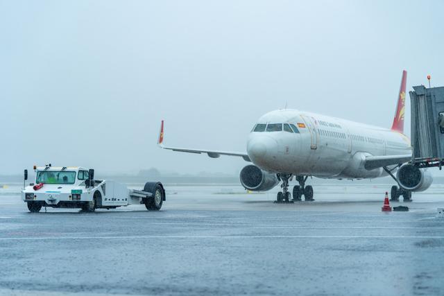 多图直击！青岛机场全力应对强降雨天气
