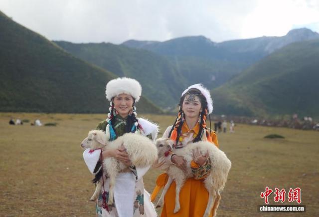 香格里拉秋景如画游人如织