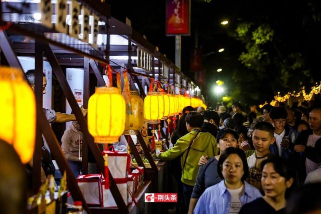 爆火！荆州区双节“人从众”