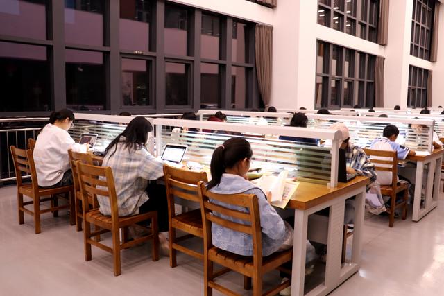 组图丨凉州：不夜书城点亮群众文化生活
