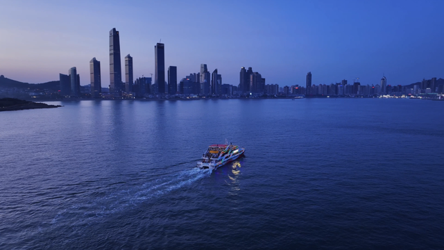 在奥帆，乘船驶入“油画”里的秋天 | 一半橘海 一半蓝调