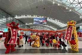 你遇到了吗？飞行员、空乘在双流机场“劲歌热舞”送祝福图片