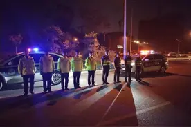薛城区多部门夜间联合发力遏制道路扬尘图片