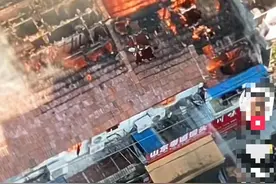 武汉一临街的两层楼房起火 当地应急局：无人员伤亡，起火原因仍在核查图片