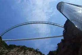 你不知道的100个淄博㊲丨淄川潭溪山高空玻璃桥：世界首例无背索斜拉弧形玻璃桥图片