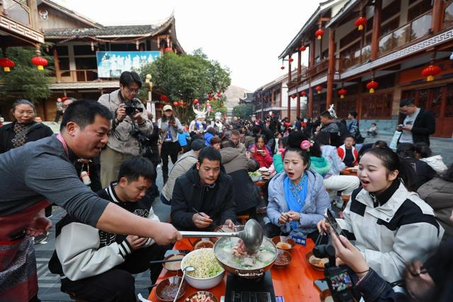 剑河仰阿莎温泉小镇举办首届“金汤节”