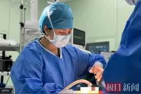 女子莫名胸胀原是假体渗漏作怪，医生：隆胸后应定期复查图片