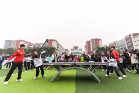孙颖莎与成都中学生“拼球”！分享如何直面困难图片