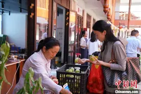 十里桃香迎盛夏 江西龙南鹰嘴蜜桃采摘节开幕图片