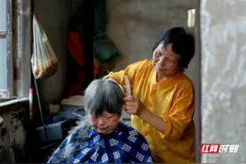 楼道里的“时光理发店”：七旬理发师的20年坚守图片