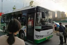 长沙一地城乡公交车不允许站立乘车引争议，最新回应图片