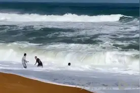 “出于退役军人的本能！”白衣小哥多次冲进海浪勇救落水小女孩图片