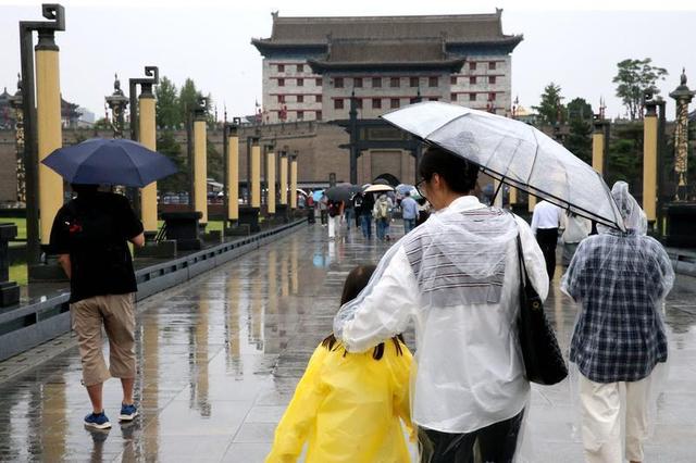 冒雨游城墙